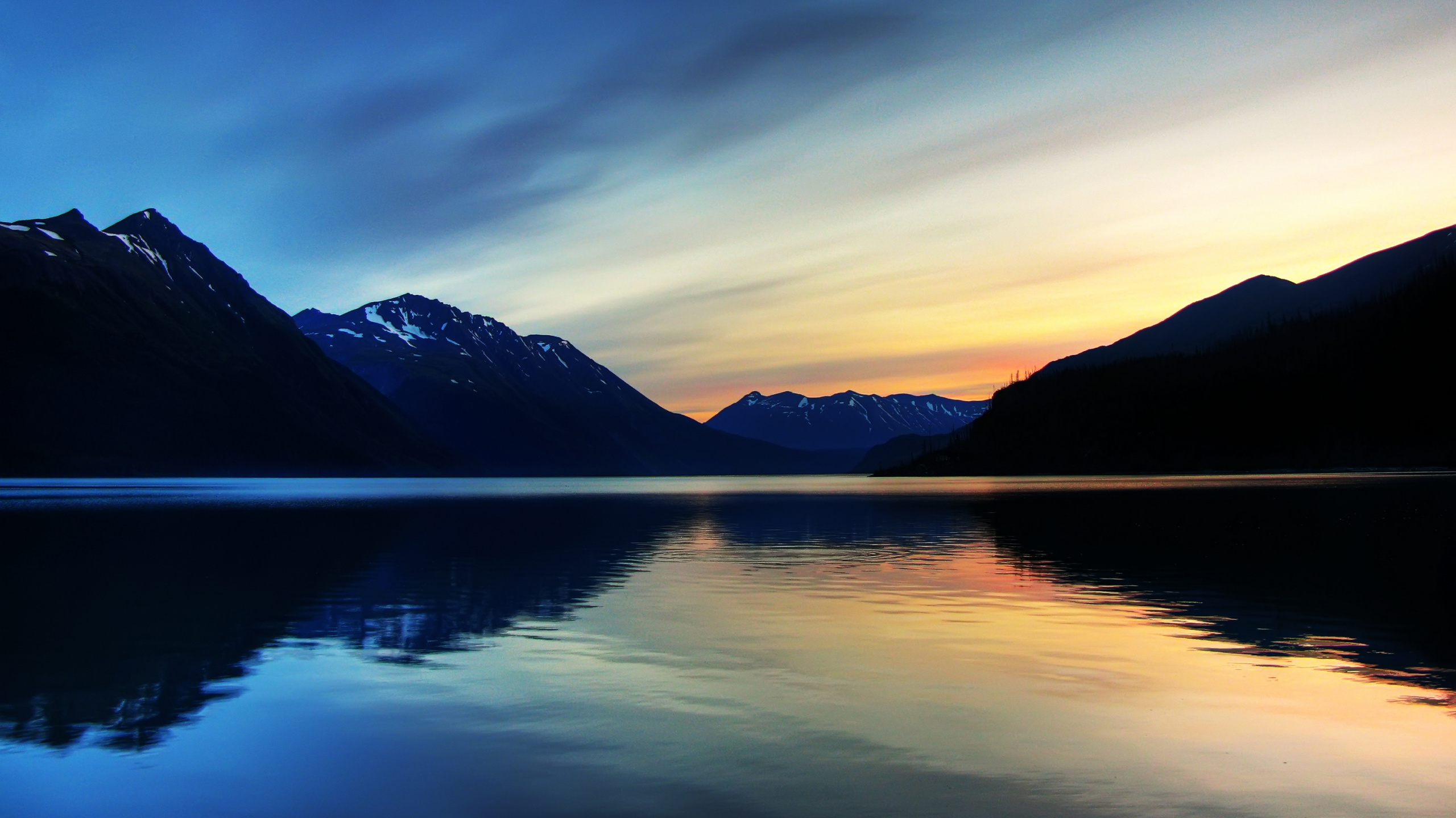 Plan D'eau Près de la Montagne Pendant la Journée. Wallpaper in 2560x1440 Resolution