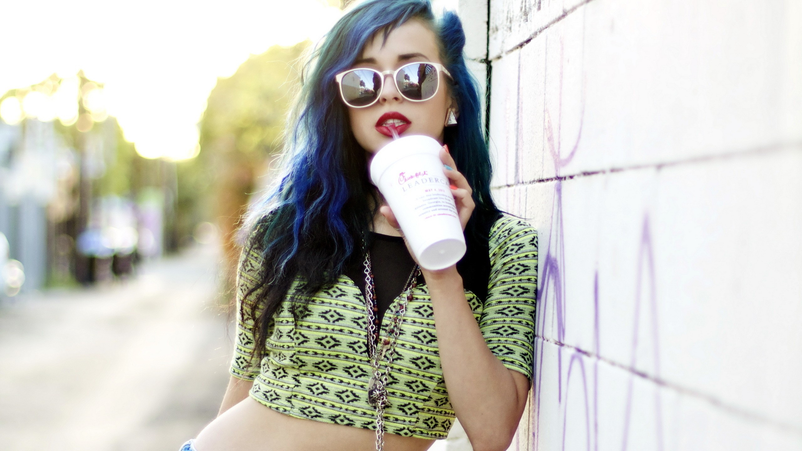 Schulter, Brillen, Kleidung, Street Fashion, Pink. Wallpaper in 2560x1440 Resolution