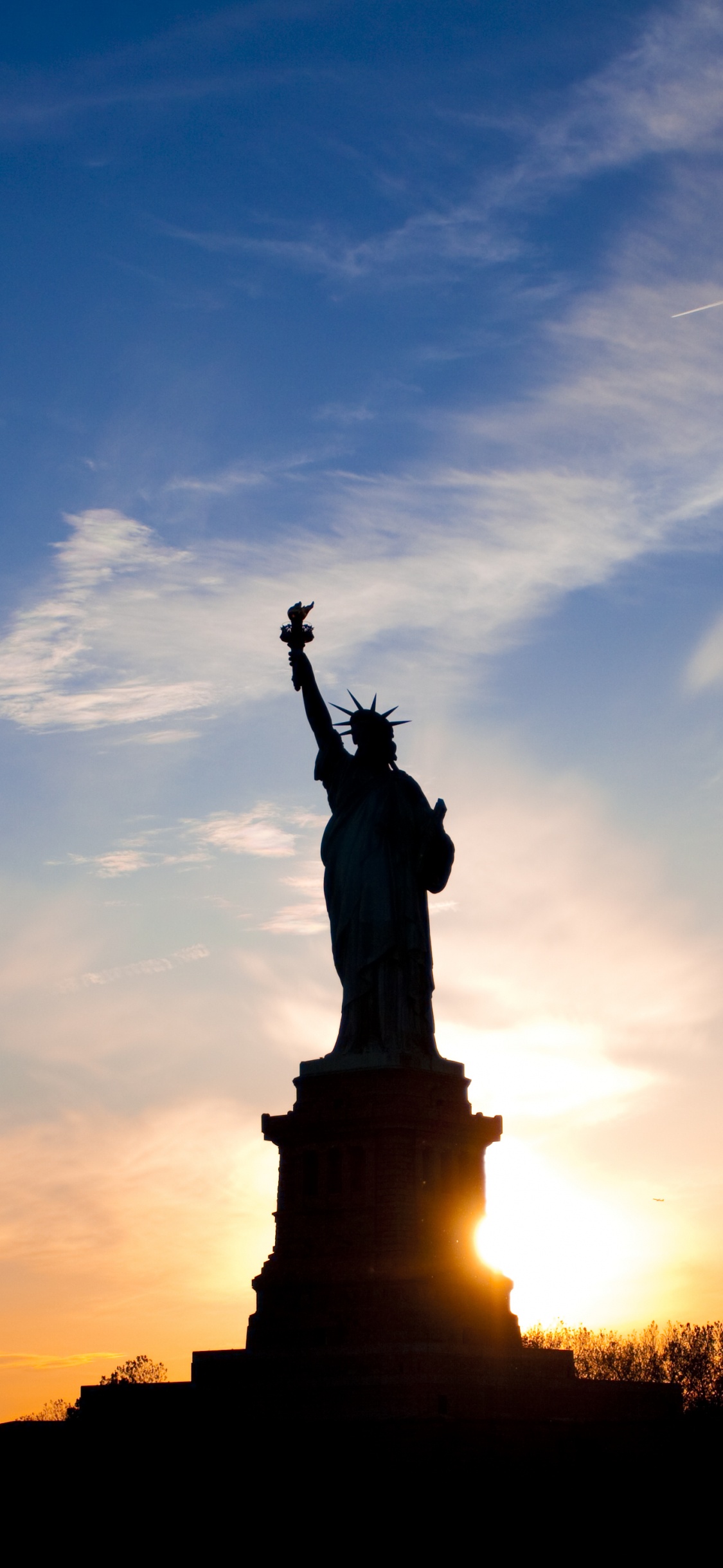 Silhouette of Statue of Liberty During Sunset. Wallpaper in 1125x2436 Resolution