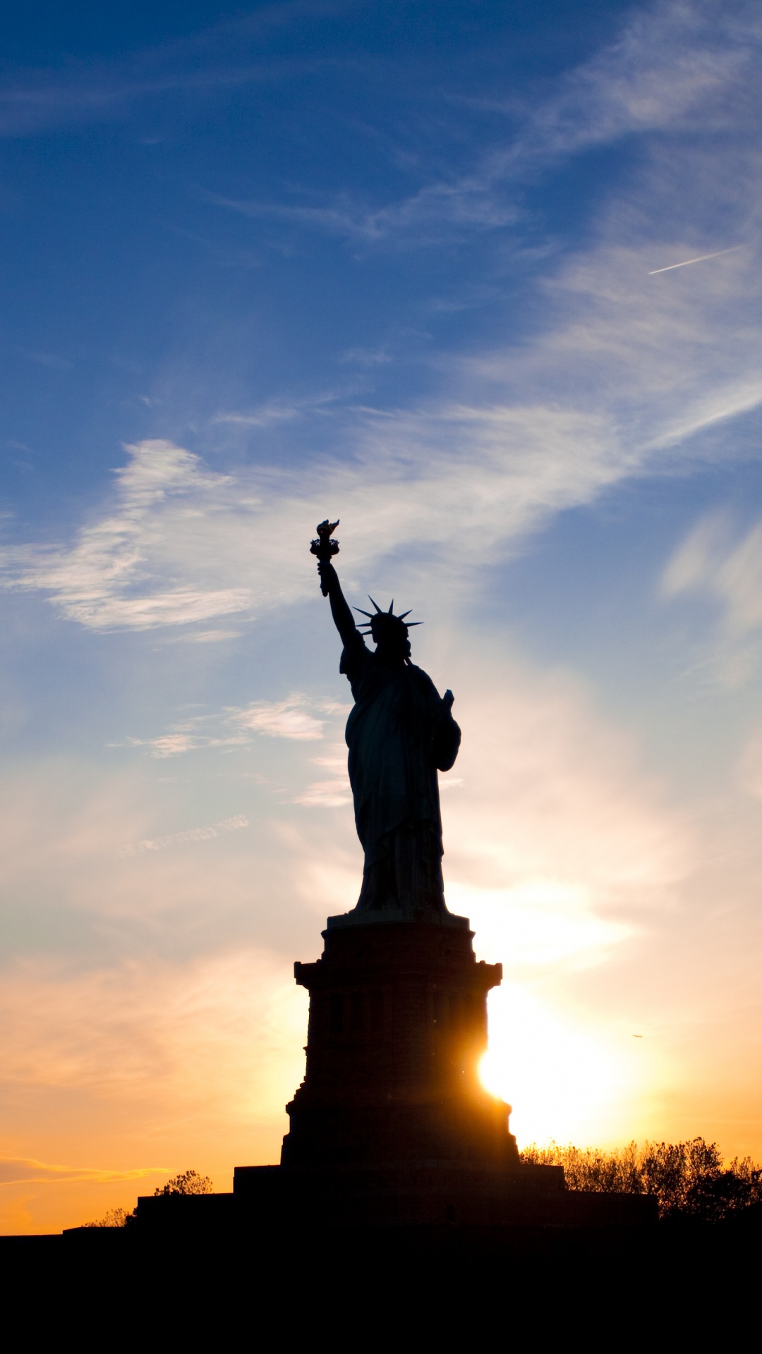 Silhouette Der Freiheitsstatue Bei Sonnenuntergang. Wallpaper in 1080x1920 Resolution