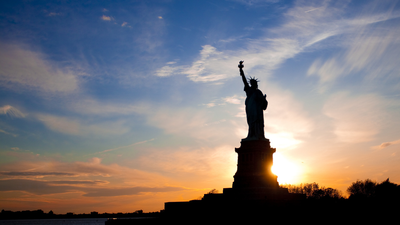 Silhouette Der Freiheitsstatue Bei Sonnenuntergang. Wallpaper in 1280x720 Resolution