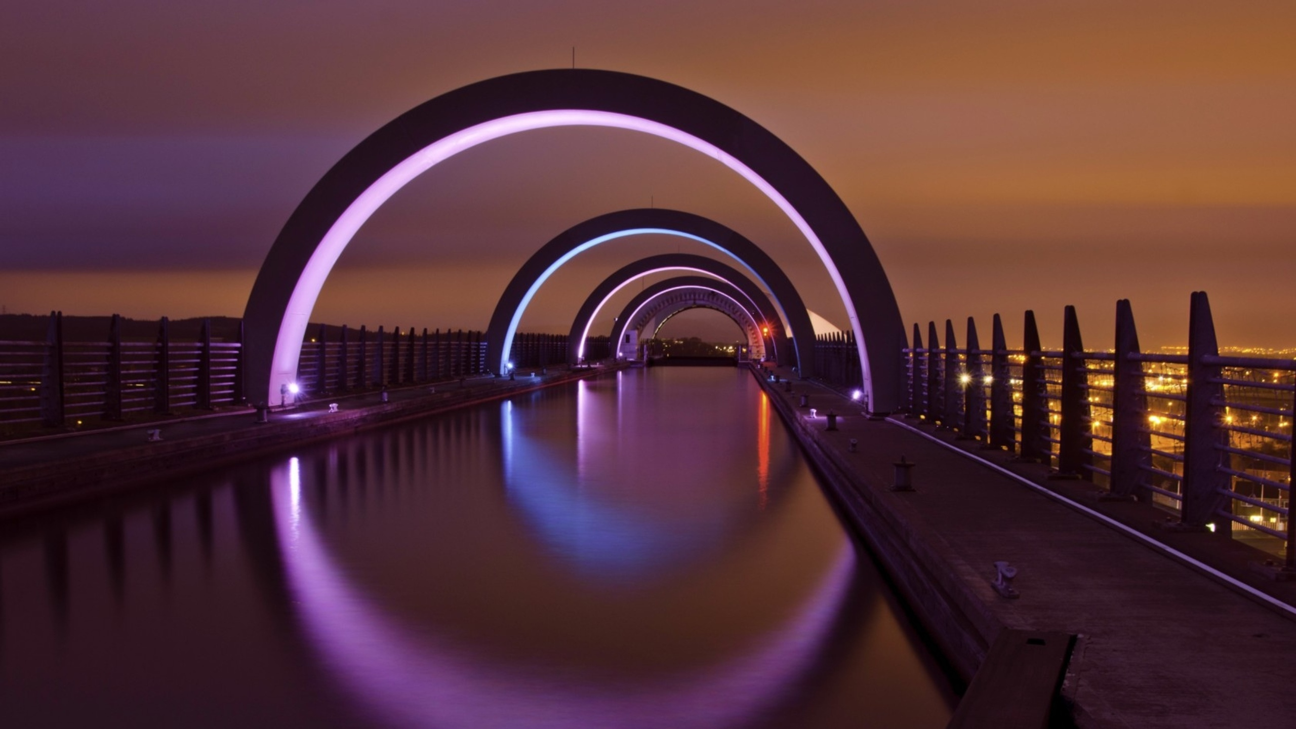 Quai en Bois Brun Sur le Plan D'eau Pendant le Coucher du Soleil. Wallpaper in 2560x1440 Resolution