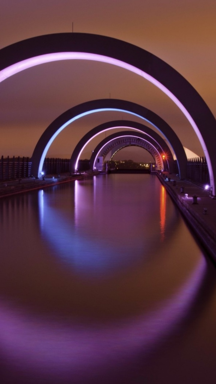 Braunes Holzdock Auf Gewässer Während Des Sonnenuntergangs. Wallpaper in 720x1280 Resolution