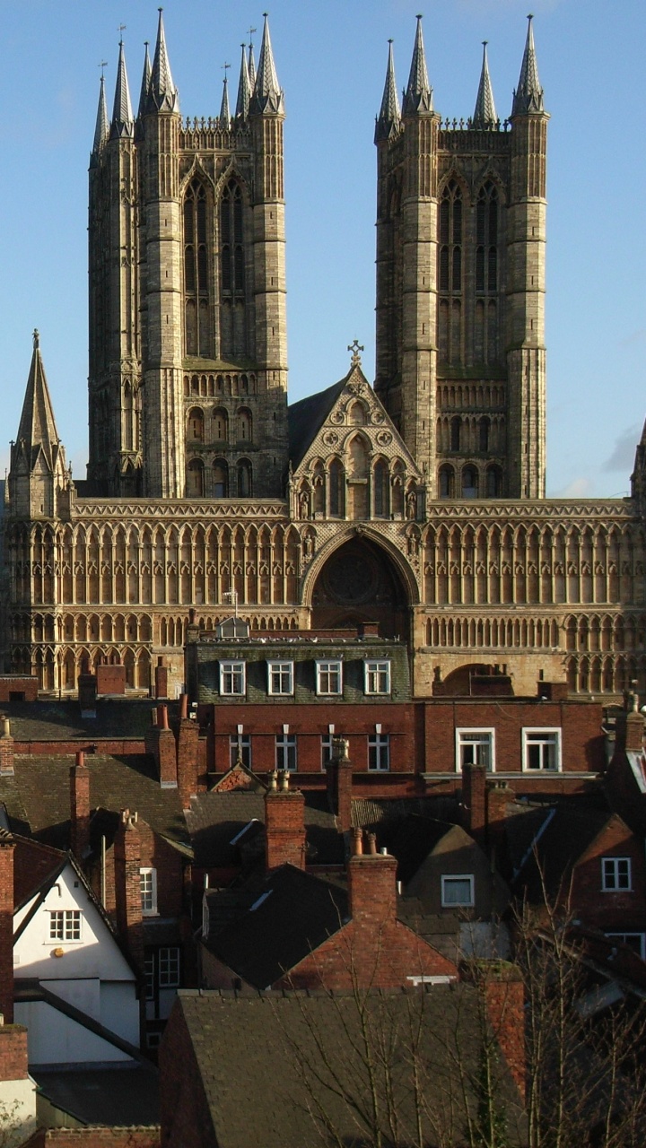Braunes Und Graues Betongebäude Unter Blauem Himmel Tagsüber. Wallpaper in 720x1280 Resolution