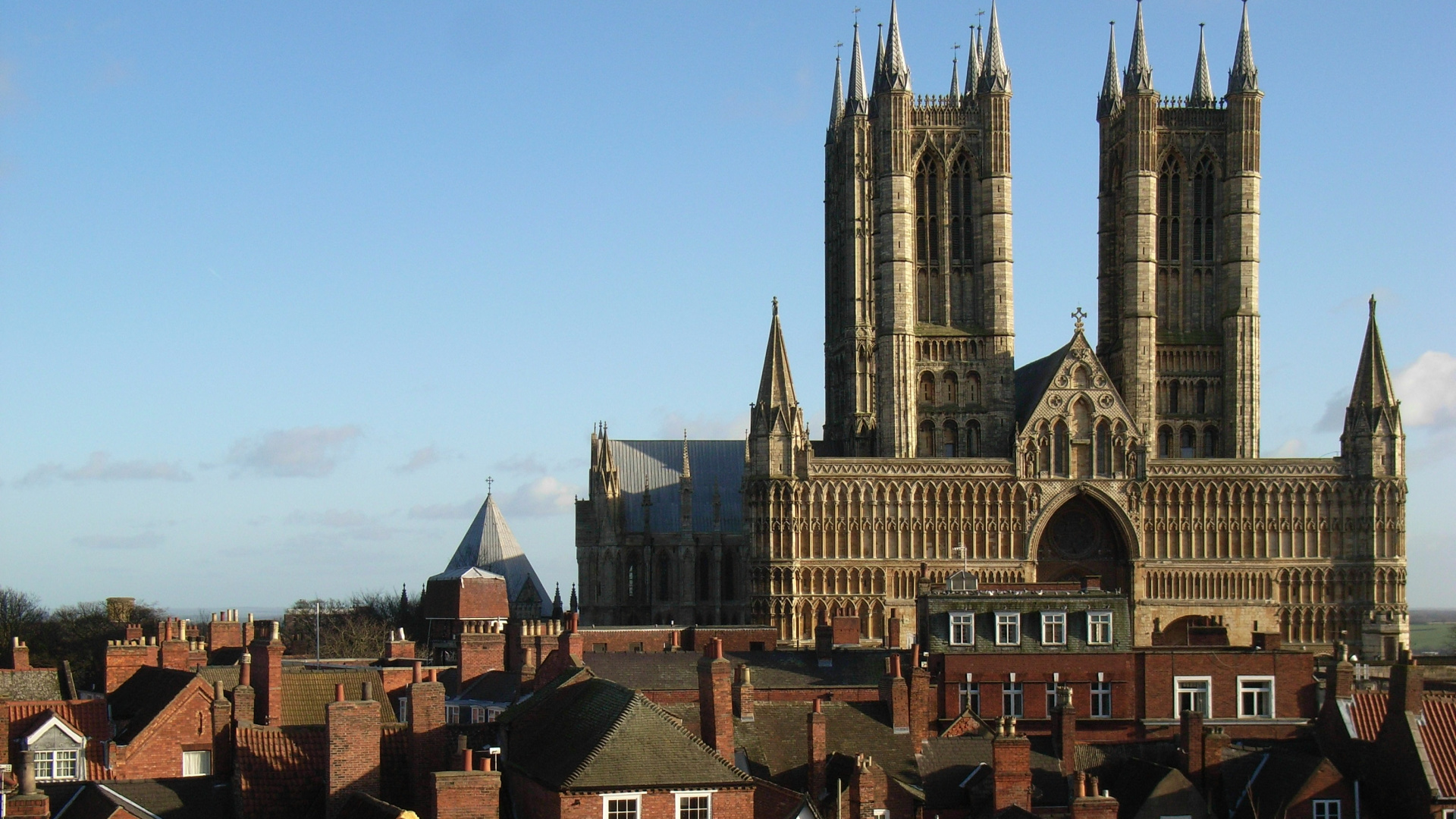 Brown and Gray Concrete Building Under Blue Sky During Daytime. Wallpaper in 1920x1080 Resolution