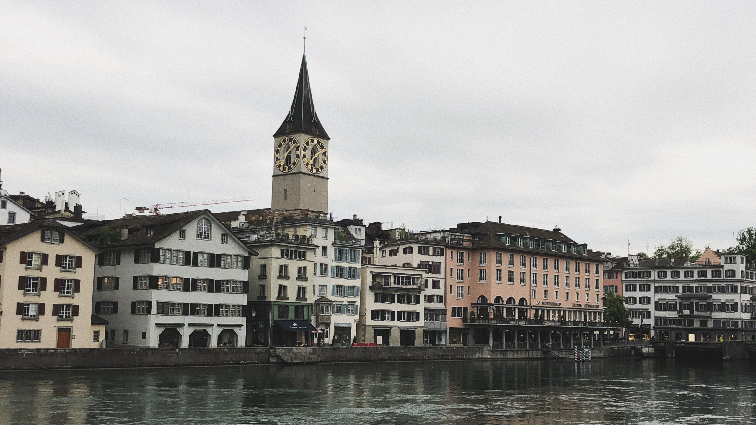 Zürich, Fraumnster Kirche, Gewässer, Winter, Brücke. Wallpaper in 2560x1440 Resolution