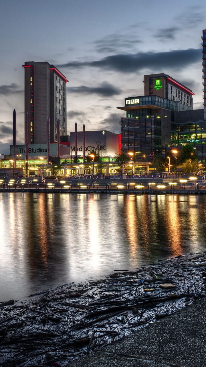 Skyline Der Stadt Über Gewässer Während Der Nacht. Wallpaper in 720x1280 Resolution