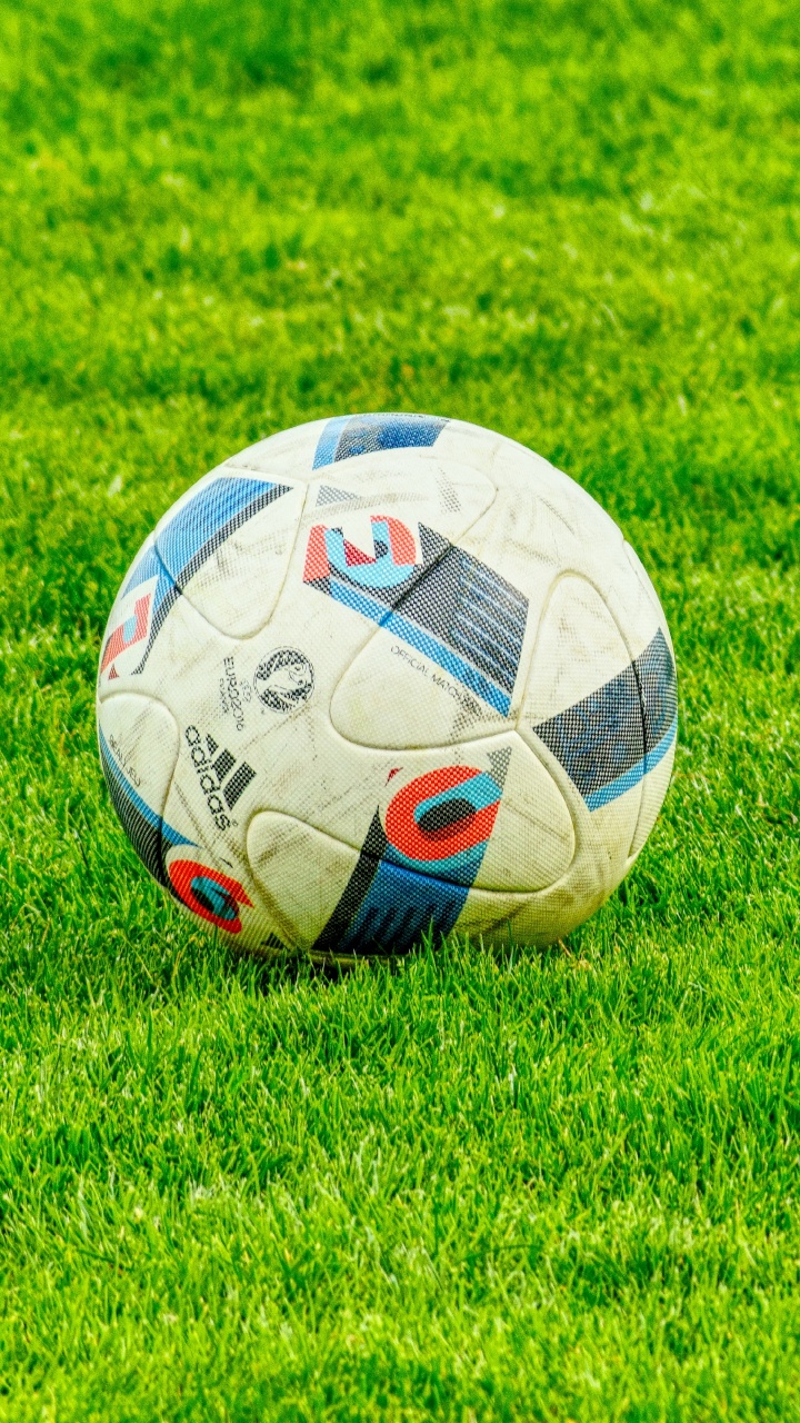 Ballon de Football Blanc Sur Terrain D'herbe Verte Pendant la Journée. Wallpaper in 720x1280 Resolution