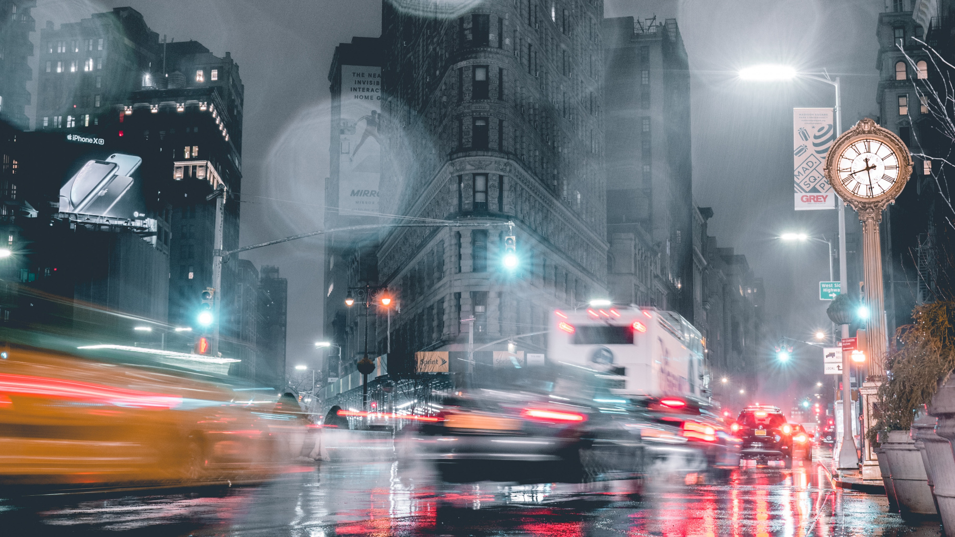Coches en la Carretera Cerca de Edificios de Gran Altura Durante la Noche. Wallpaper in 1920x1080 Resolution