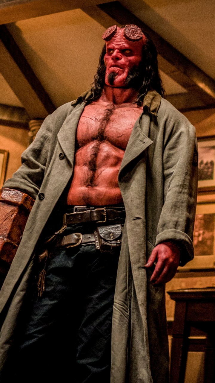 Homme en Manteau Marron Debout Près D'une Chaise en Bois Marron. Wallpaper in 720x1280 Resolution