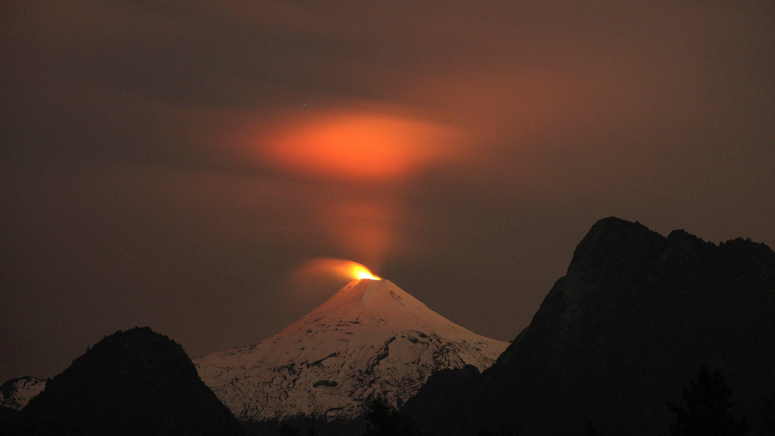 Silhouette de Montagne Pendant le Coucher du Soleil. Wallpaper in 2560x1440 Resolution
