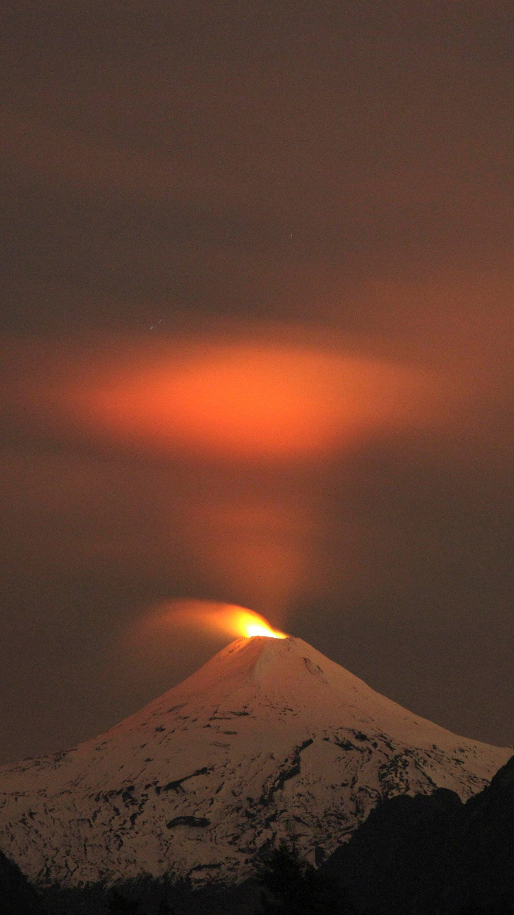 Silhouette de Montagne Pendant le Coucher du Soleil. Wallpaper in 750x1334 Resolution