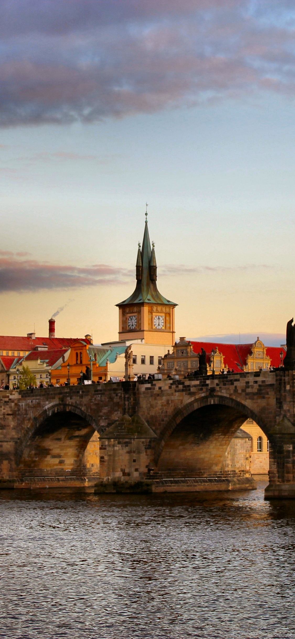 Braune Betonbrücke Über Den Fluss Bei Sonnenuntergang. Wallpaper in 1125x2436 Resolution