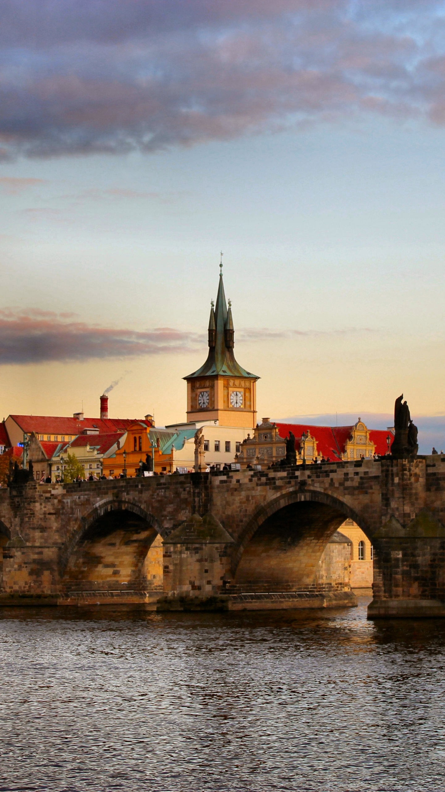 Braune Betonbrücke Über Den Fluss Bei Sonnenuntergang. Wallpaper in 1440x2560 Resolution