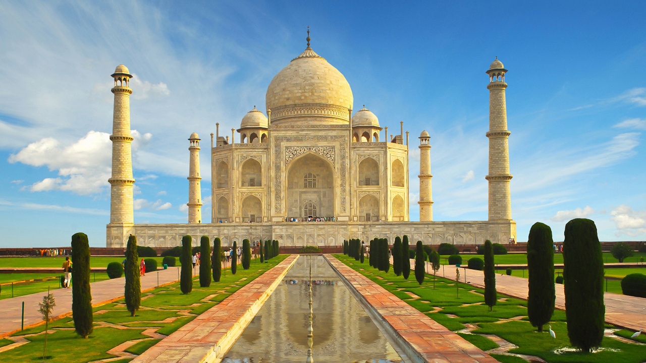 Weißes Betongebäude Unter Blauem Himmel Tagsüber. Wallpaper in 1280x720 Resolution