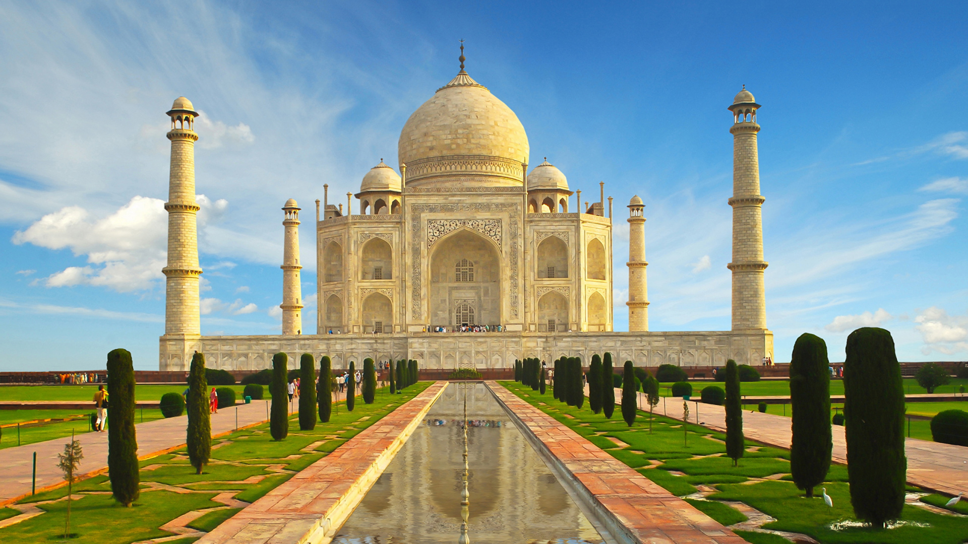 Weißes Betongebäude Unter Blauem Himmel Tagsüber. Wallpaper in 1920x1080 Resolution