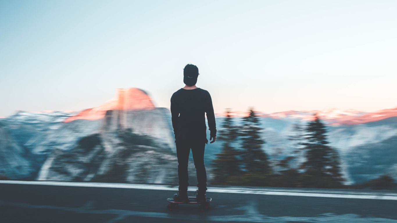 L'homme en Veste Noire Debout Sur la Route Pendant la Journée. Wallpaper in 1366x768 Resolution