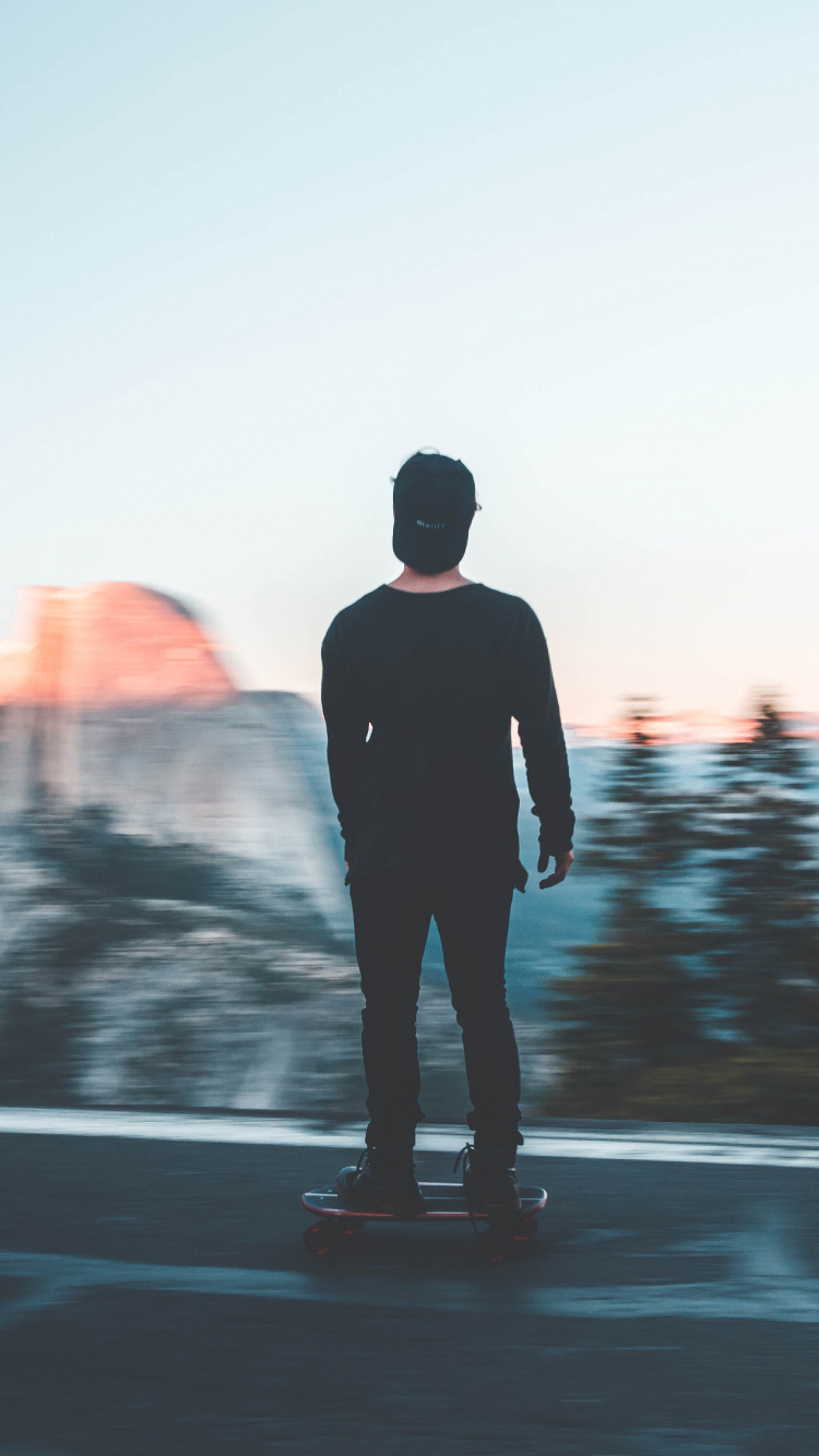 L'homme en Veste Noire Debout Sur la Route Pendant la Journée. Wallpaper in 750x1334 Resolution