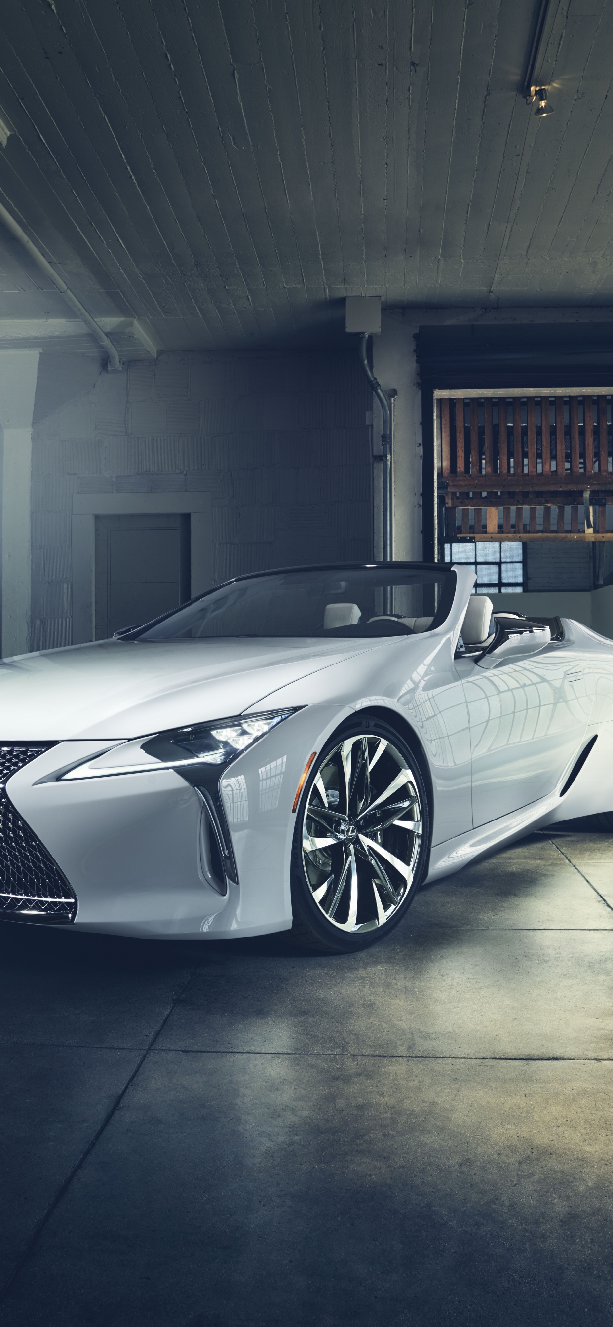 Weißes Bmw m 3 Coupe Parkte im Gebäude. Wallpaper in 1242x2688 Resolution
