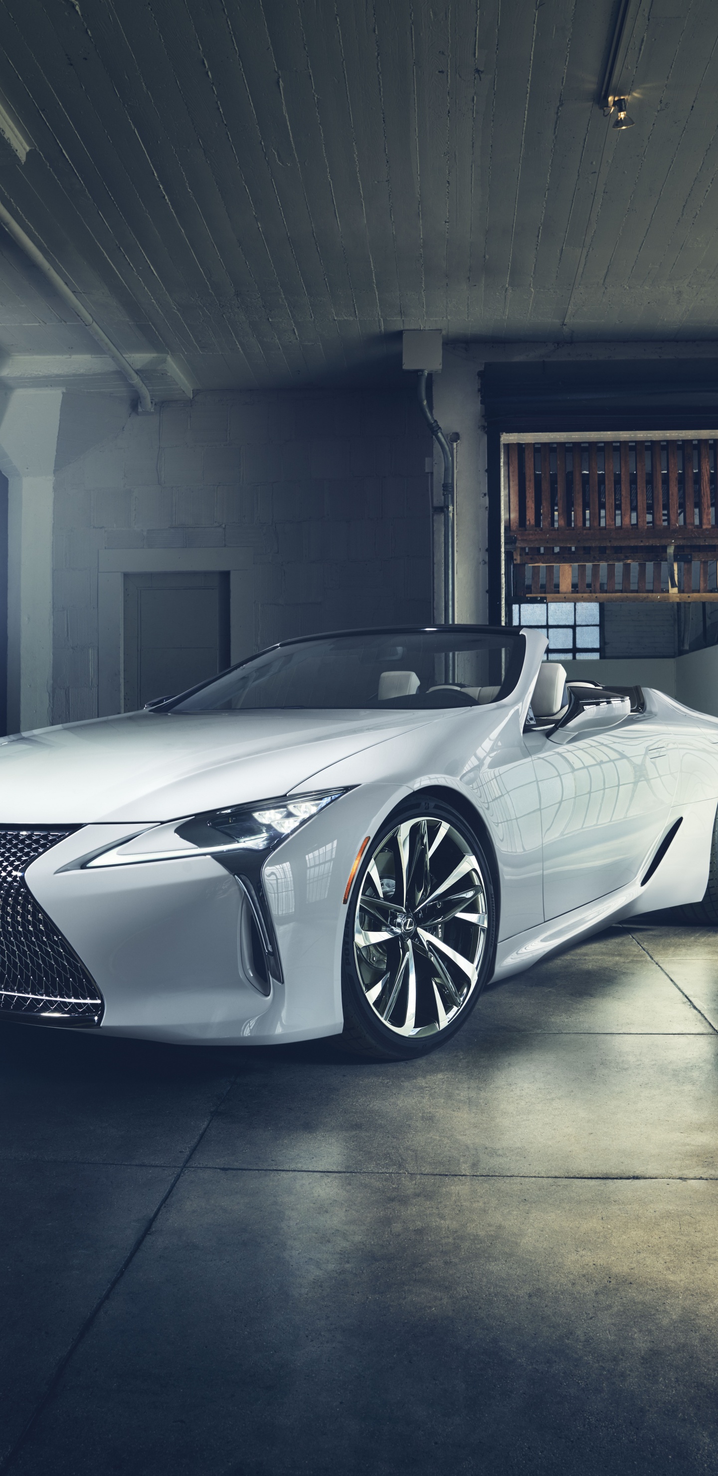 Weißes Bmw m 3 Coupe Parkte im Gebäude. Wallpaper in 1440x2960 Resolution