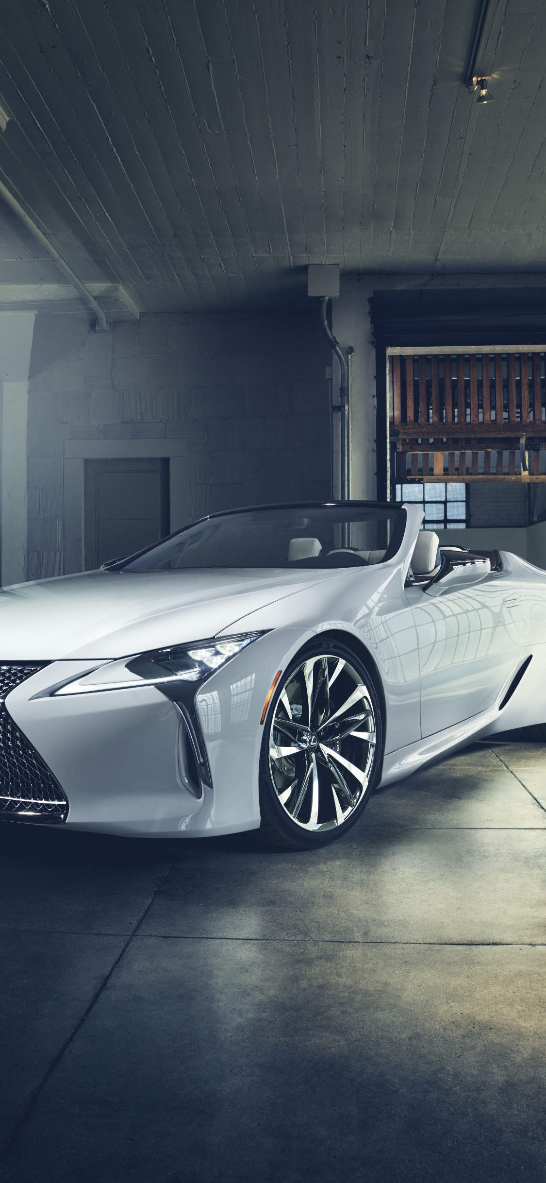 BMW M 3 Coupé Blanco Estacionado Dentro Del Edificio. Wallpaper in 1125x2436 Resolution