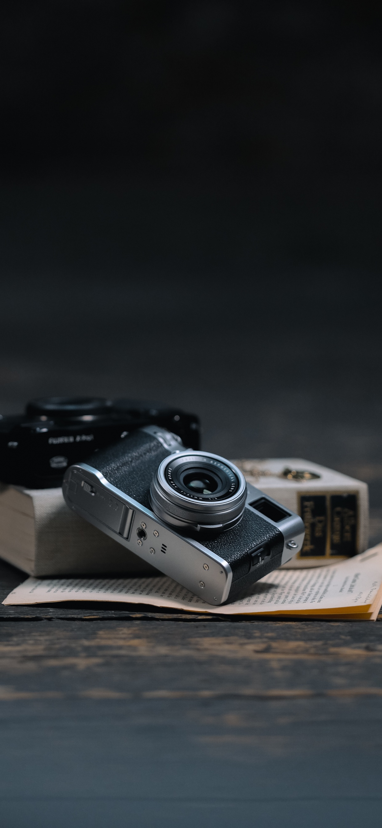 Appareil Photo Noir et Argent Sur Livre Marron. Wallpaper in 1242x2688 Resolution