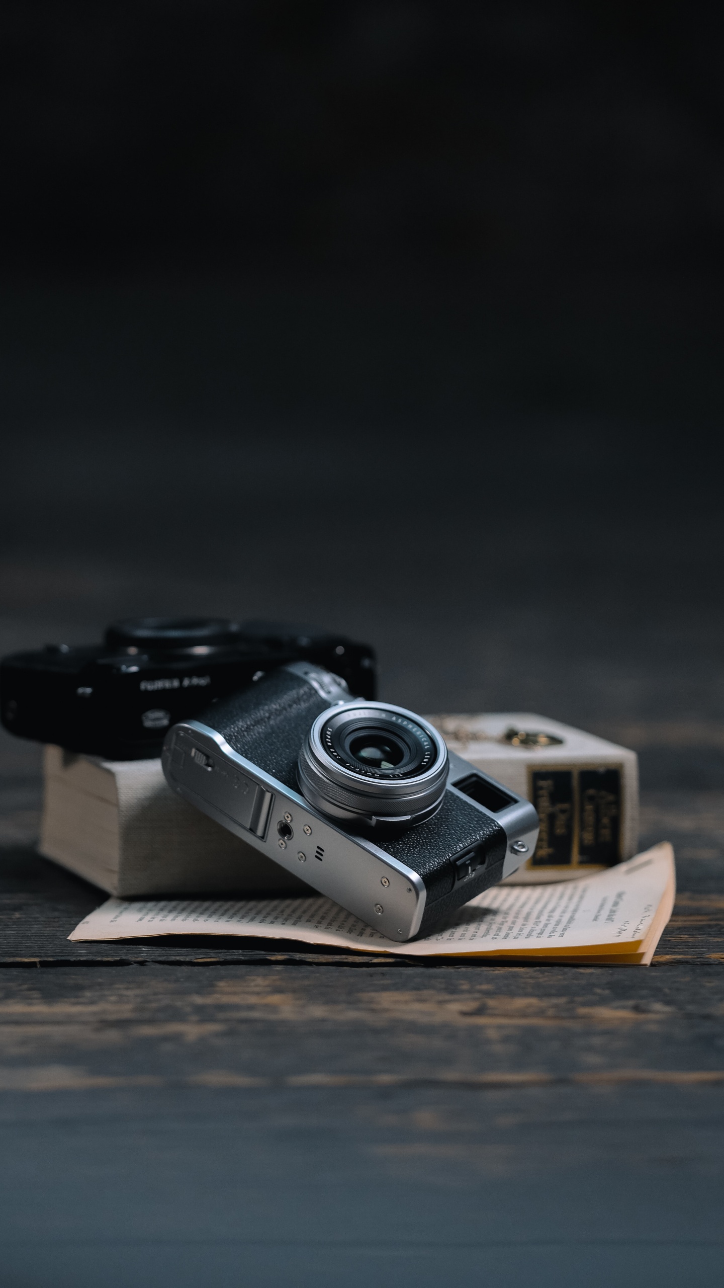 Appareil Photo Noir et Argent Sur Livre Marron. Wallpaper in 1440x2560 Resolution
