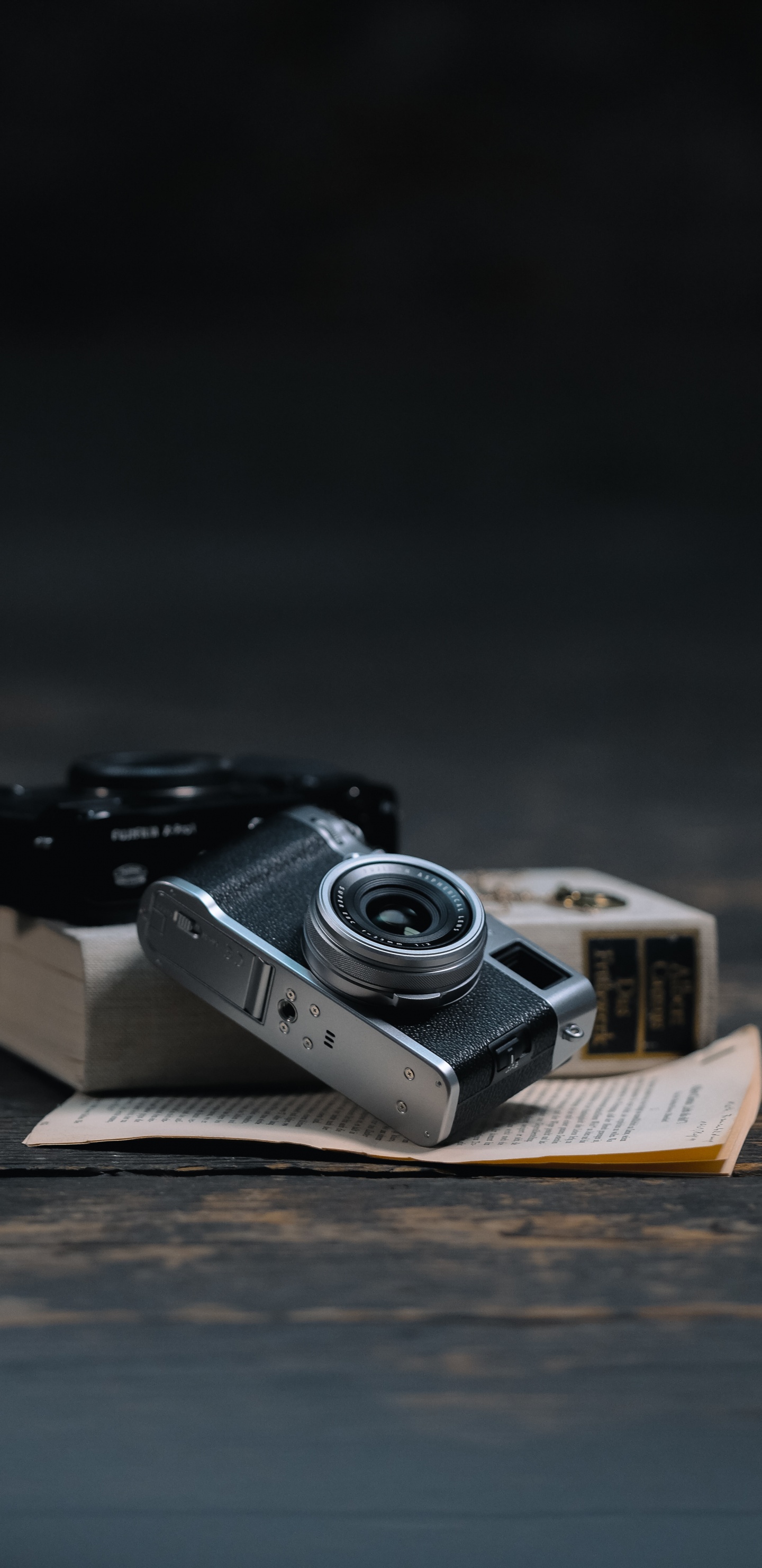 Appareil Photo Noir et Argent Sur Livre Marron. Wallpaper in 1440x2960 Resolution