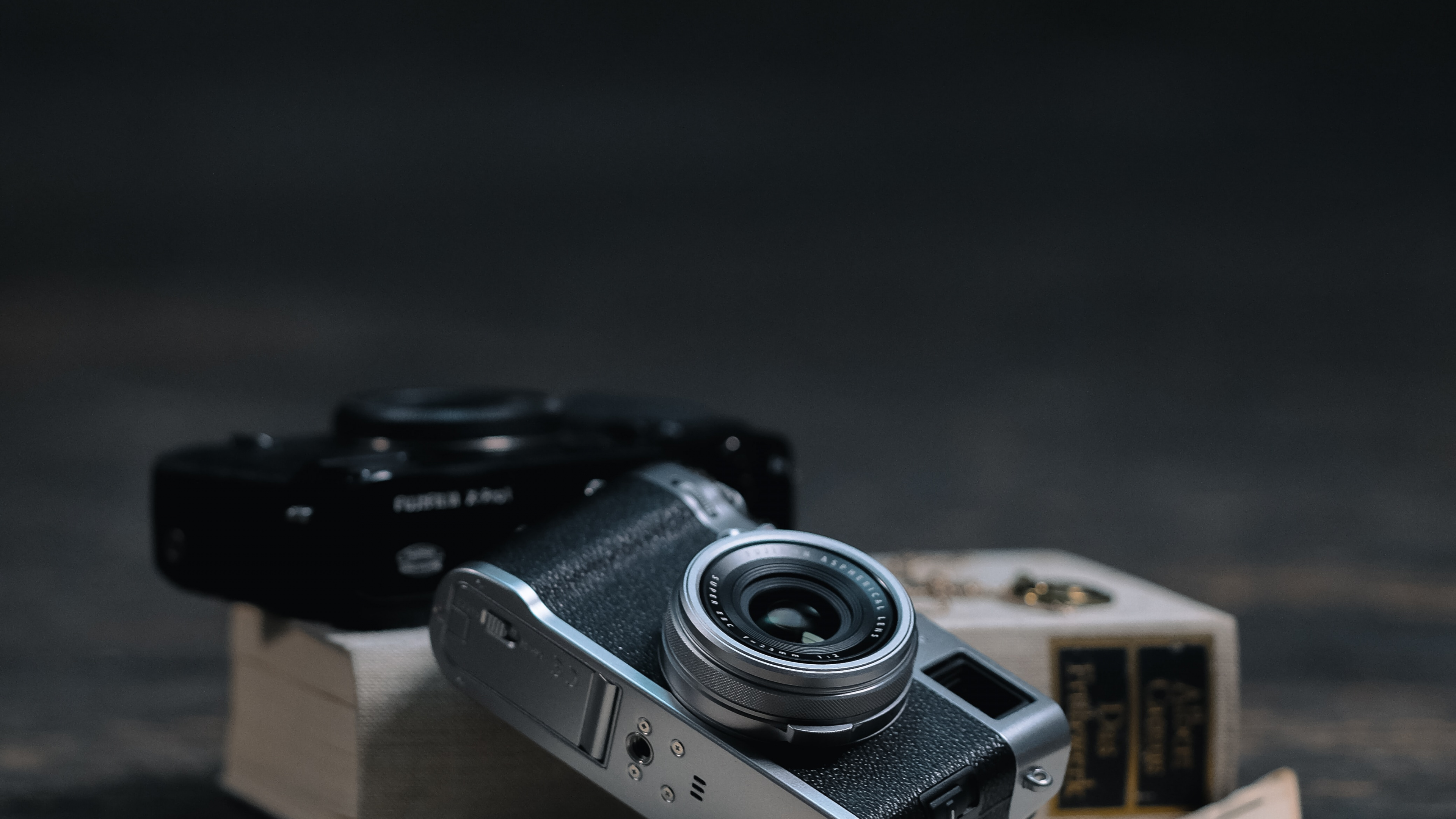 Appareil Photo Noir et Argent Sur Livre Marron. Wallpaper in 3840x2160 Resolution