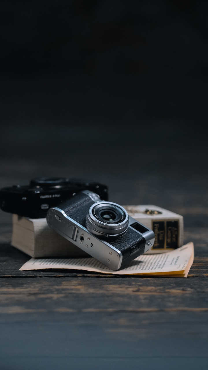 Cámara Negra y Plateada en Libro Marrón. Wallpaper in 720x1280 Resolution