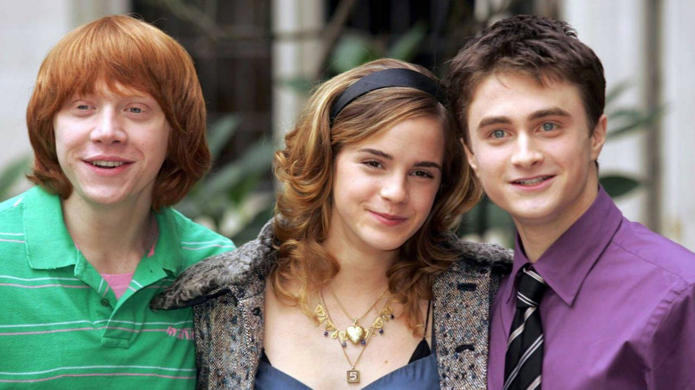 Woman in Blue Dress Beside Woman in Blue Dress. Wallpaper in 1366x768 Resolution