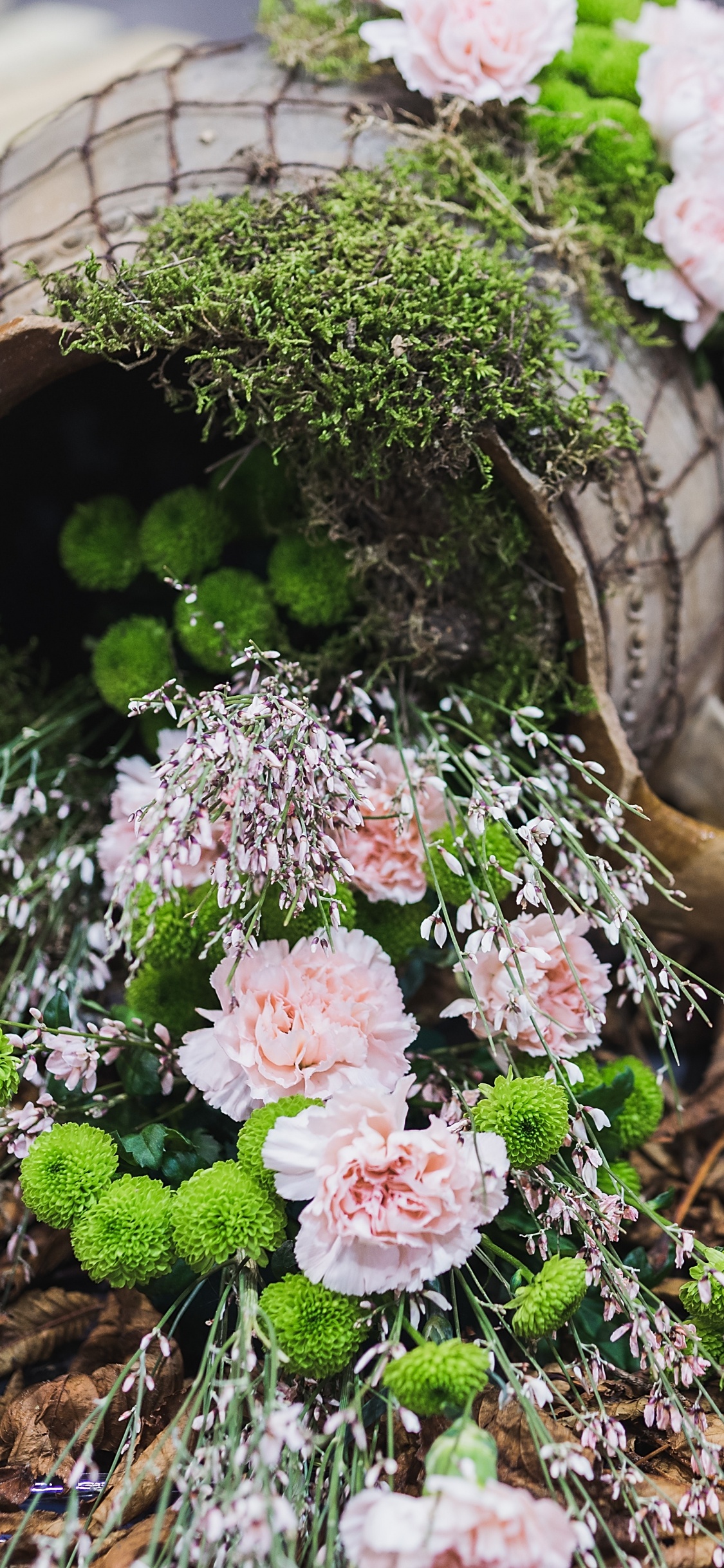 Rosa Und Weiße Blumen Auf Braunem Rundem Holztopf. Wallpaper in 1125x2436 Resolution