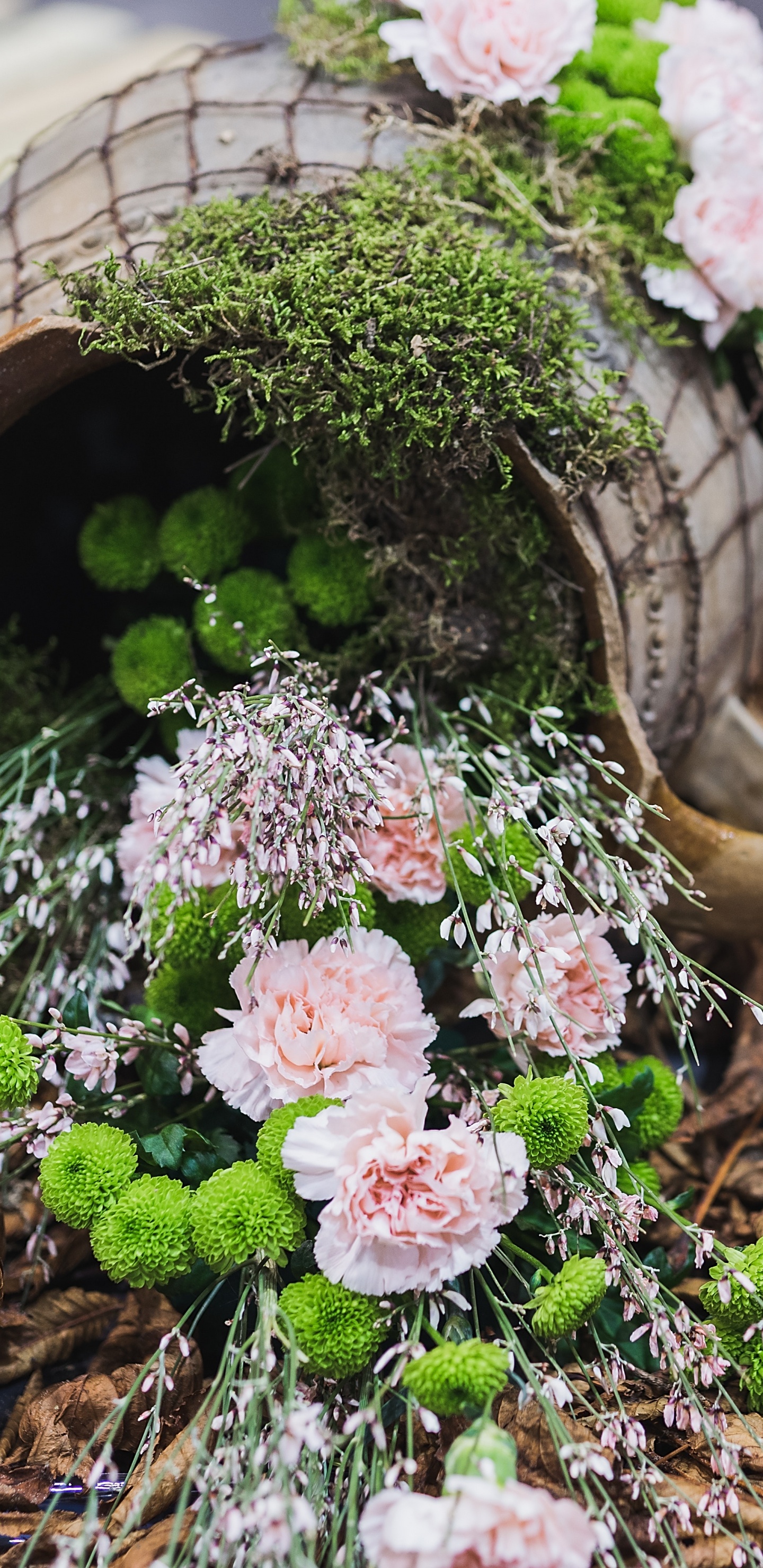 Rosa Und Weiße Blumen Auf Braunem Rundem Holztopf. Wallpaper in 1440x2960 Resolution