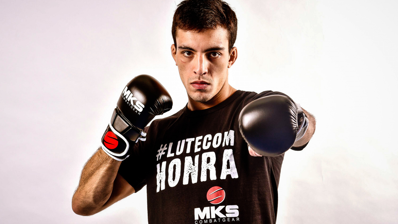 Man in Black and White Crew Neck T-shirt Wearing Black Boxing Gloves. Wallpaper in 1280x720 Resolution