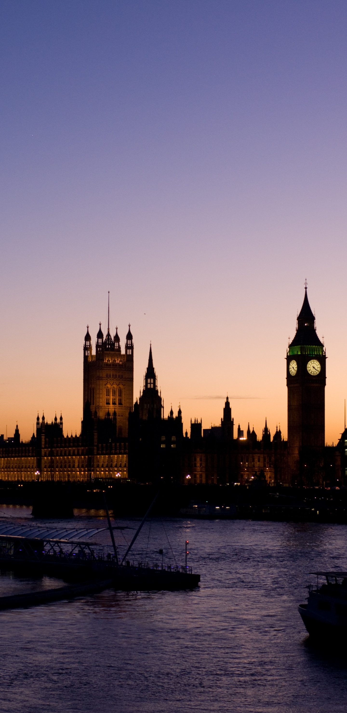 Bâtiment en Béton Brun Près D'un Plan D'eau Pendant la Journée. Wallpaper in 1440x2960 Resolution