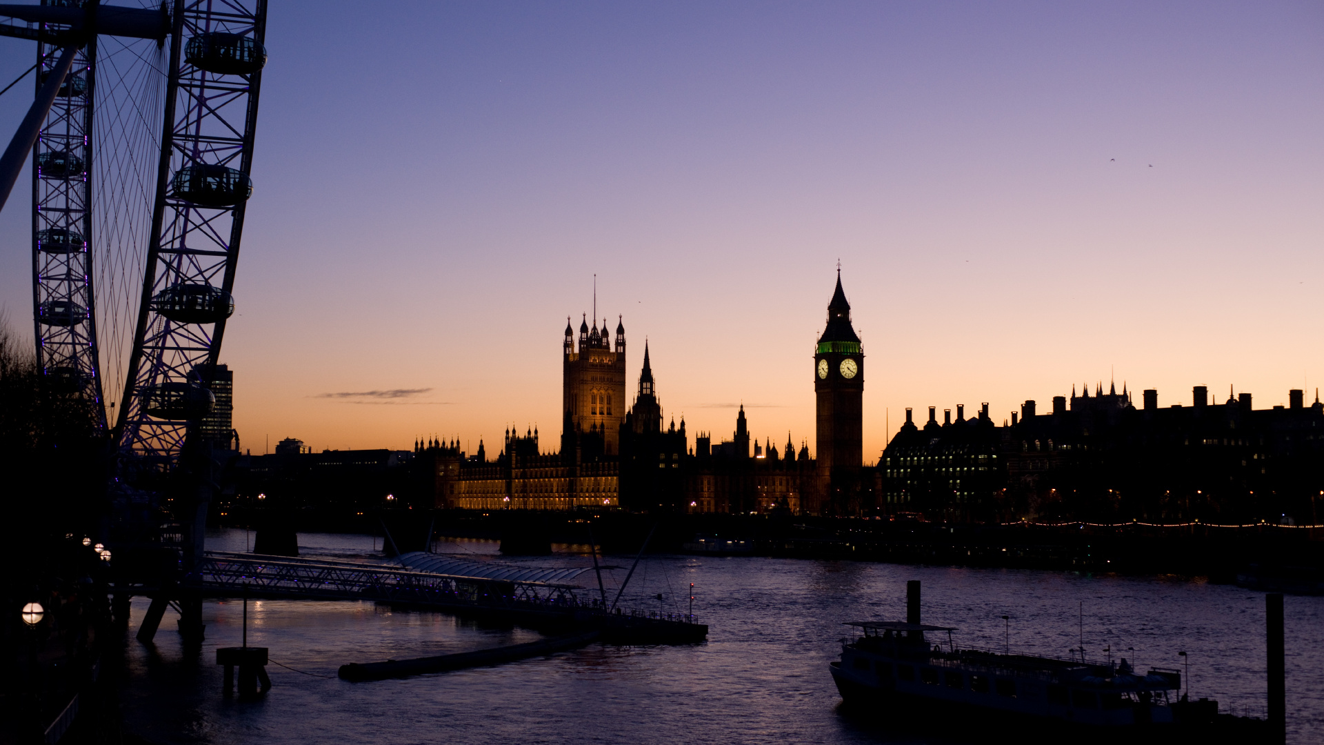 Bâtiment en Béton Brun Près D'un Plan D'eau Pendant la Journée. Wallpaper in 1920x1080 Resolution