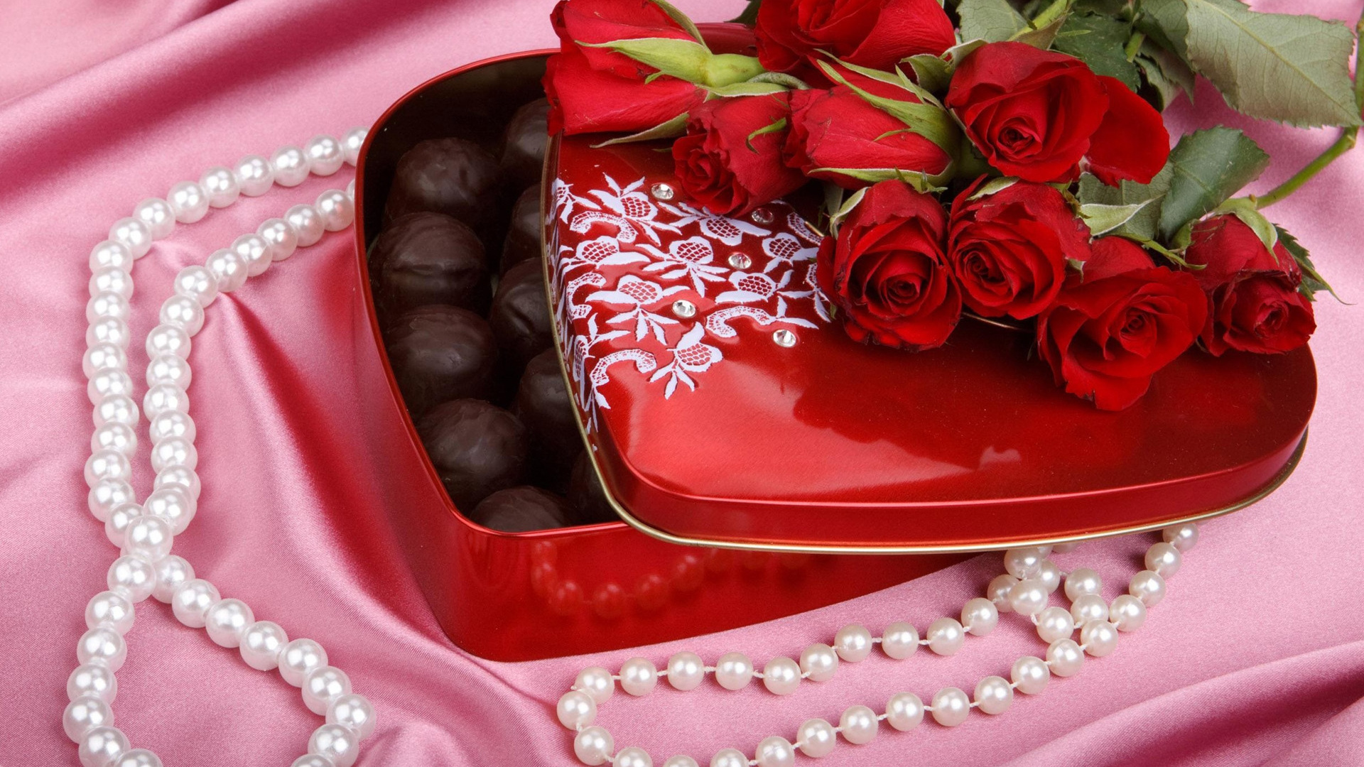 Red Rose Bouquet on Red Heart Box. Wallpaper in 1920x1080 Resolution