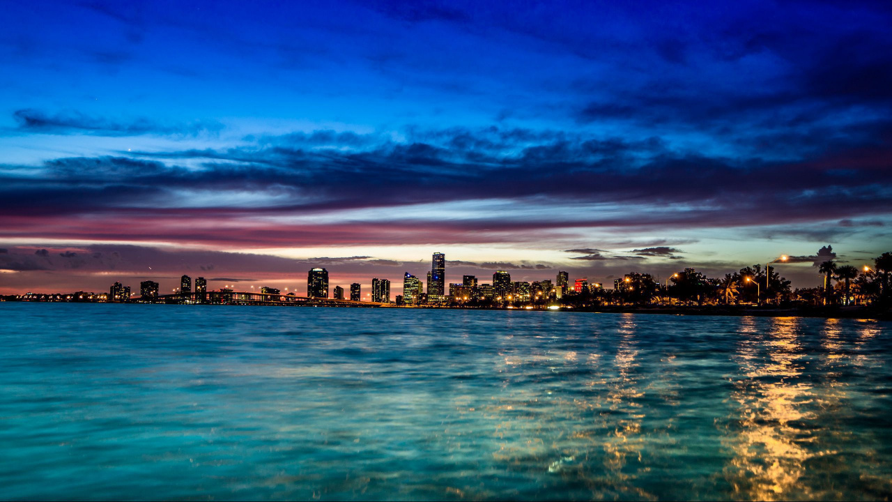 Horizon de la Ville à Travers le Plan D'eau Pendant la Nuit. Wallpaper in 1280x720 Resolution