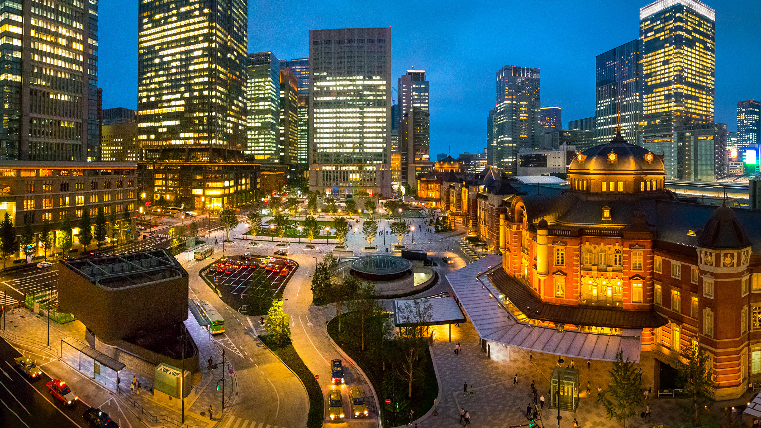 Immeubles de Grande Hauteur Pendant la Nuit. Wallpaper in 2560x1440 Resolution