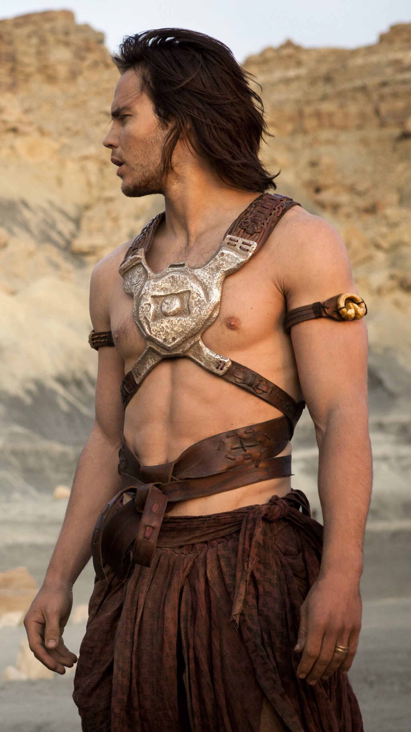 Frau im Braunen Kleid Steht Neben Frau im Schwarzen Kleid. Wallpaper in 1440x2560 Resolution