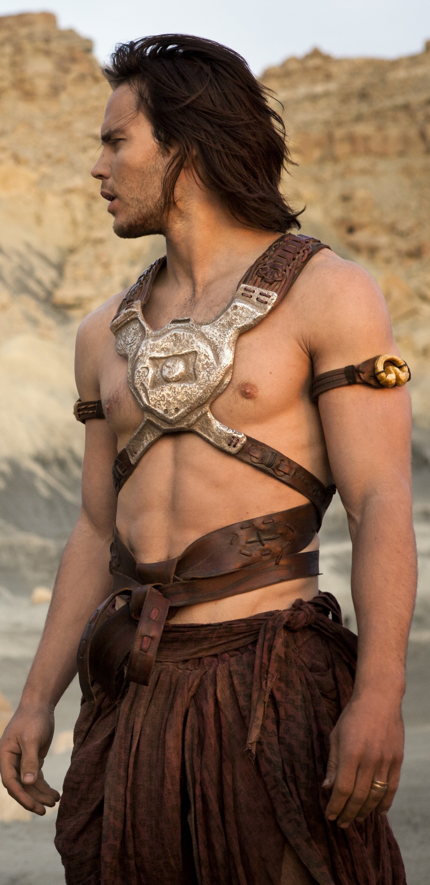 Frau im Braunen Kleid Steht Neben Frau im Schwarzen Kleid. Wallpaper in 1440x2960 Resolution