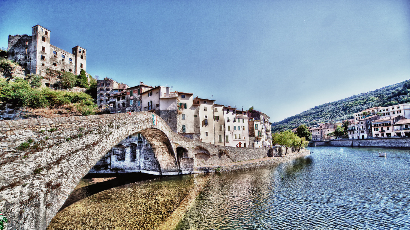 Pont en Béton Blanc Au-dessus de la Rivière. Wallpaper in 1366x768 Resolution