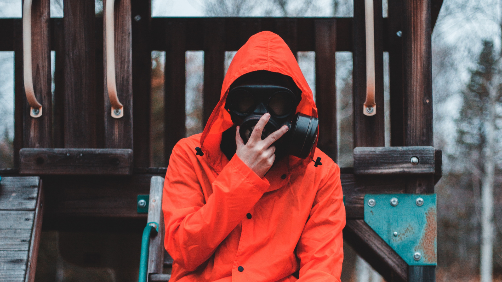 Frau in Orangefarbenem Hoodie Und Schwarzer Hose Sitzt Auf Braunem Holzzaun. Wallpaper in 1920x1080 Resolution