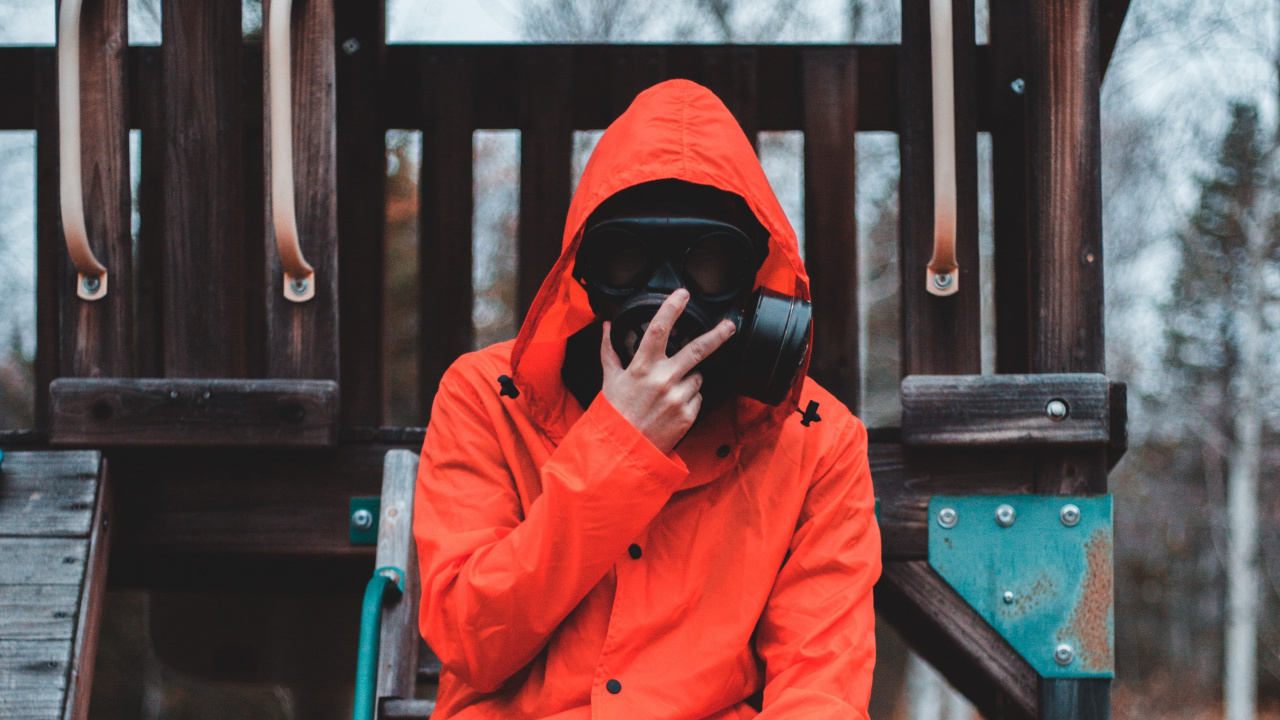 Femme en Sweat à Capuche Orange et Pantalon Noir Assis Sur Une Clôture en Bois Marron. Wallpaper in 1280x720 Resolution