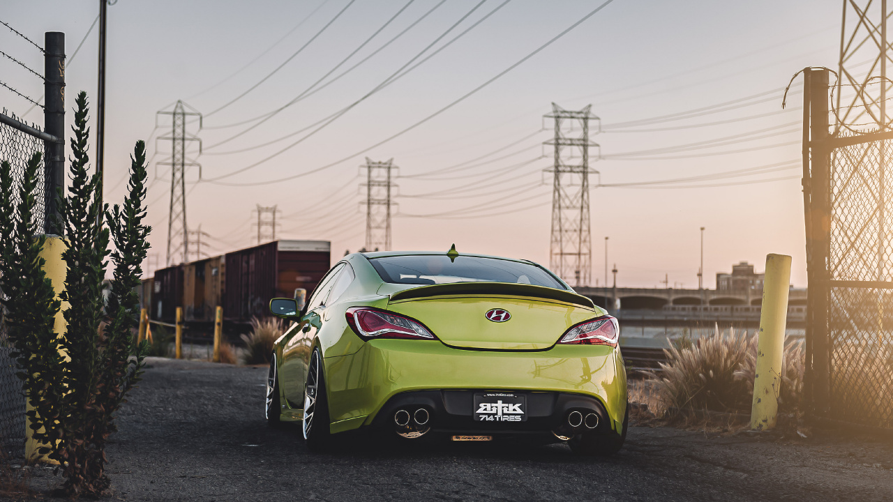 Porsche 911 Amarillo Estacionado en la Carretera Durante el Día. Wallpaper in 1280x720 Resolution