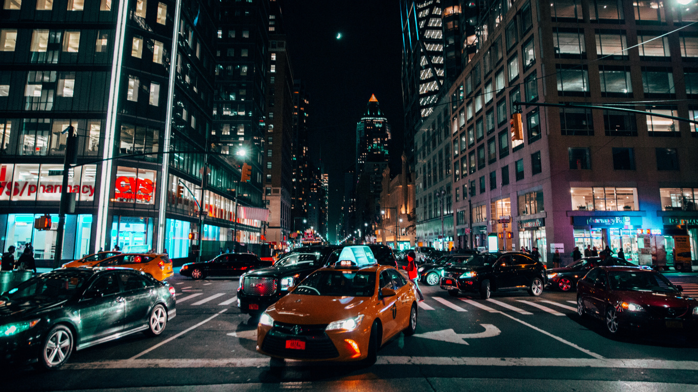 Coches en la Carretera en la Ciudad Durante la Noche. Wallpaper in 1366x768 Resolution