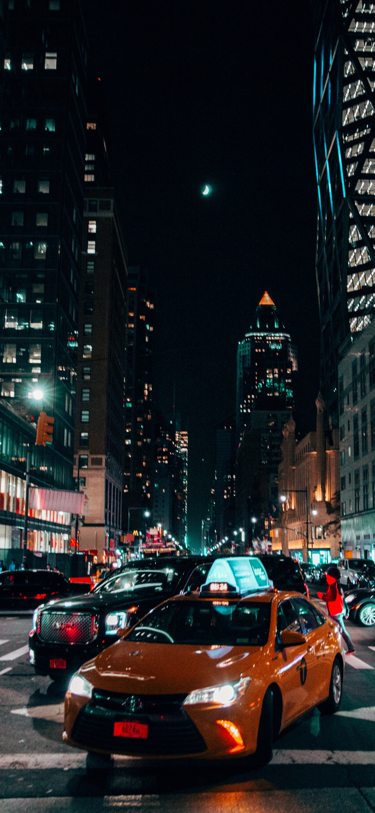 Autos Auf Der Straße in Der Stadt Während Der Nachtzeit. Wallpaper in 1242x2688 Resolution