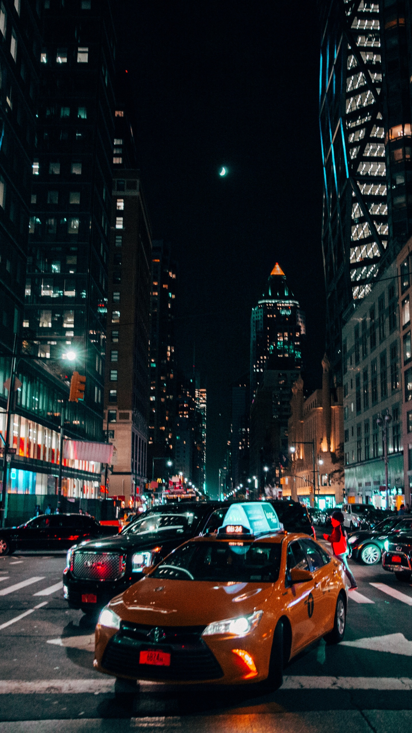 Autos Auf Der Straße in Der Stadt Während Der Nachtzeit. Wallpaper in 1440x2560 Resolution