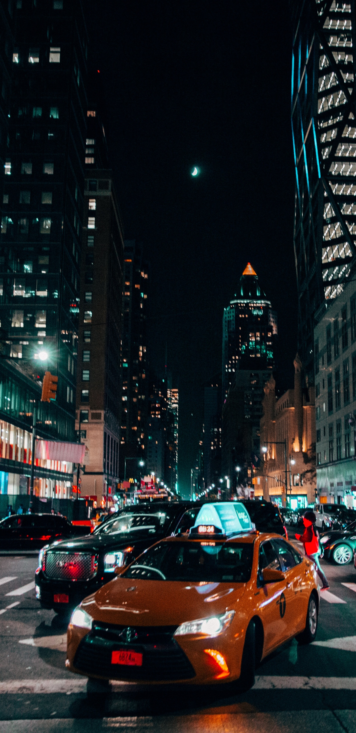 Autos Auf Der Straße in Der Stadt Während Der Nachtzeit. Wallpaper in 1440x2960 Resolution