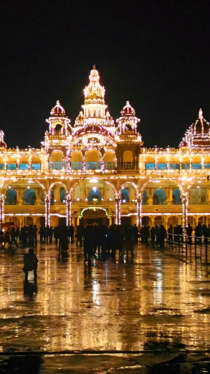 Edificio de Hormigón Blanco Durante la Noche. Wallpaper in 720x1280 Resolution